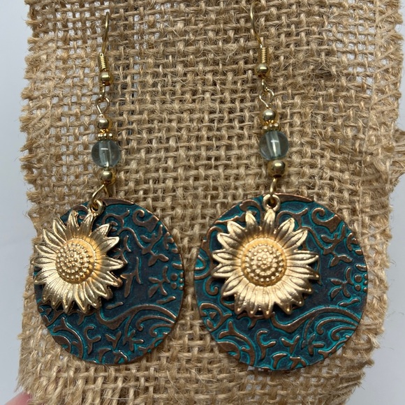 Sunflower earrings, metal disc 2 3/4” x 1 1/4” Patina finish, well made - Picture 4 of 5